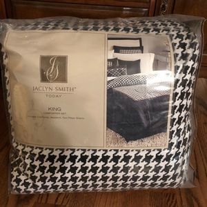 Jaclyn Smith King Comforter Set